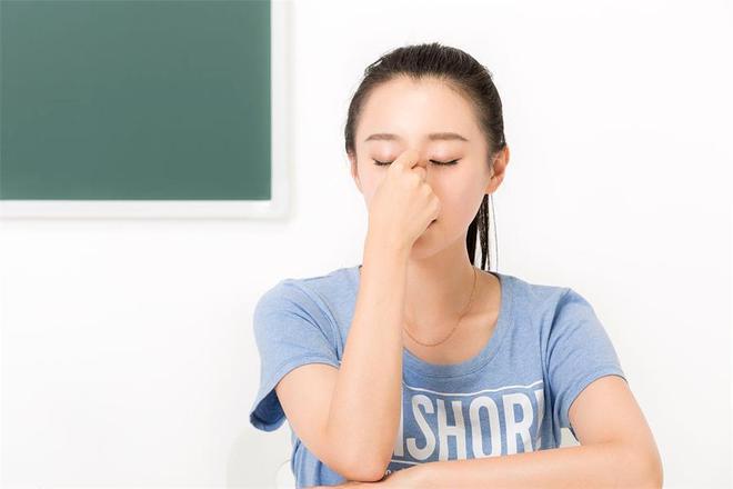 秘密泄露者学会这几招更显年轻j9九游会网站入口眼睛年龄的(图3)
